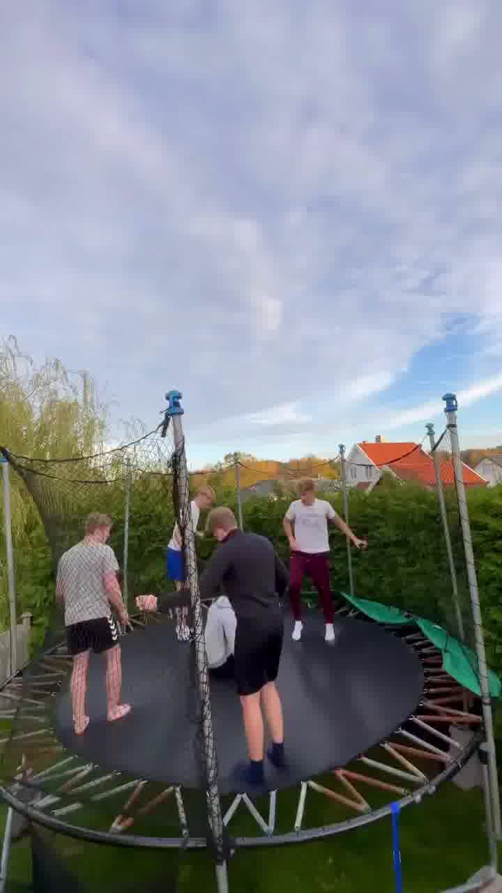 חברים משוגעים + טרמפולינה + חוויה על סף מוות = סרטון ויראלי