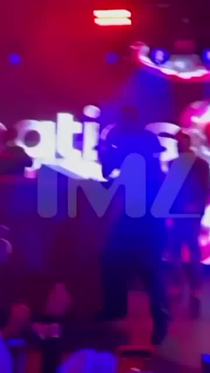 מה עשו לו האותיות? נראה שטראוויס סקוט קצת הגזים בהופעה שלו במסיבת פרה-סופרבול