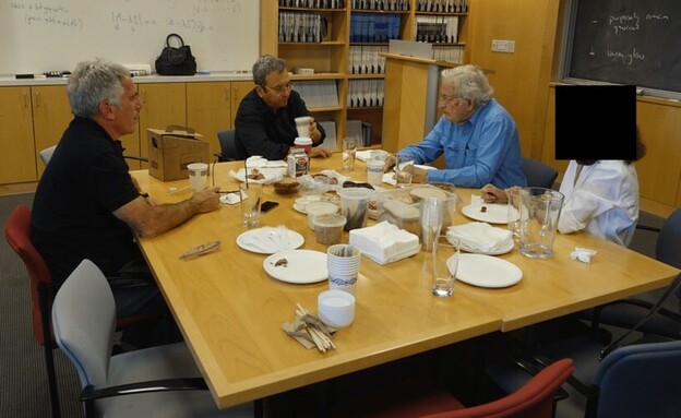 תמונות חדשות של אהוד ברק באי של אפסטין