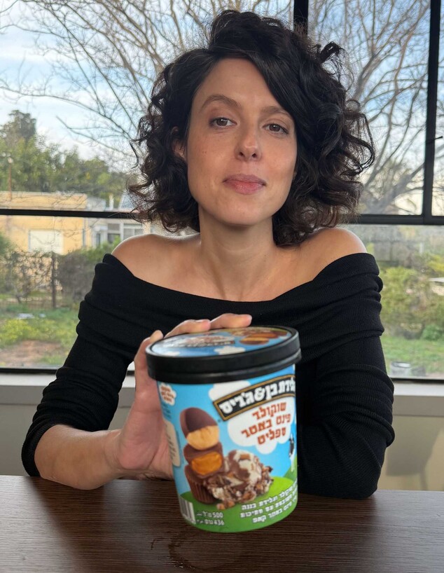 ריטה טועמת בן אנד ג'ריס שוקולד פינט באטר ספליט