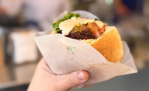 פיתת קבב עגלה, מיועדת להיות בסט סלר (צילום: ניצן לנגר, mako אוכל)