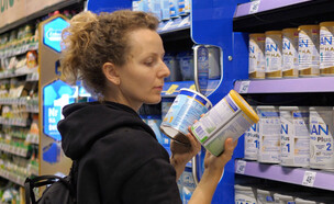 אמא בוחרת בין פורמולות לתינוקות (צילום: Sia Footage, shutterstock)