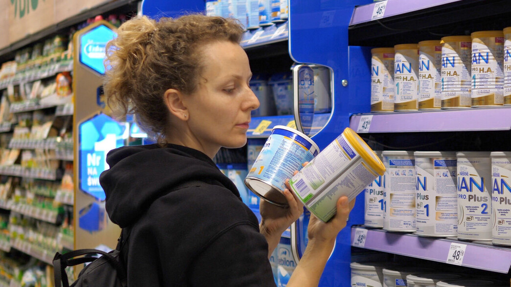 אמא בוחרת בין פורמולות לתינוקות