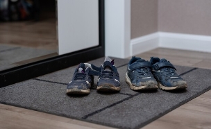 נעליים מלוכלכות בכניסה (צילום: shutterstock_Olga_Apanasenko)