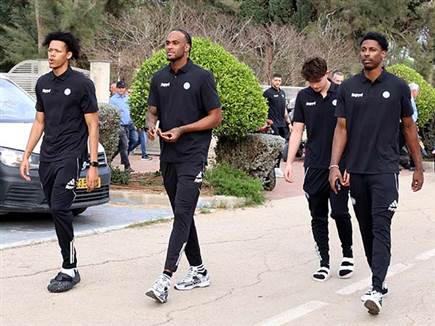 גם שחקני מכבי ת&ldquo;א נכחו בלווייה (צילום: אלן שיבר)