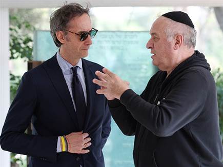 צביקה שרף והמנהל המקצועי של מכבי ת&ldquo;א, קלאודיו קולדבלה (צילום: אלן שיבר)