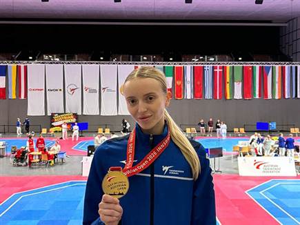 אלכסנדרה דן עם מדליית הזהב (איגוד הטאקוונדו) (צילום: ספורט 5)