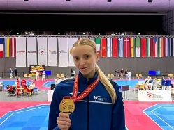 אלכסנדרה דן עם מדליית הזהב (איגוד הטאקוונדו) (צילום: ספורט 5)