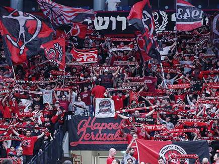 תחת אווירה חמה ואדומה (צילום: אלן שיבר)