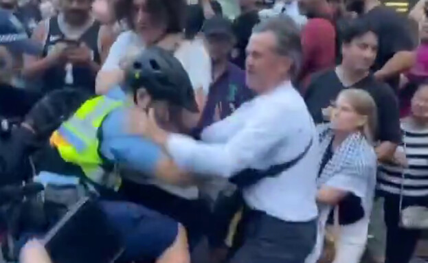 שוטרי משטרת סידני תוקפים מפגינים נגד הנשיא הרצוג