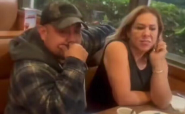 תפסה את בעלה בוגד עם חברתה הטובה ביותר – ושלפה את הטלפון