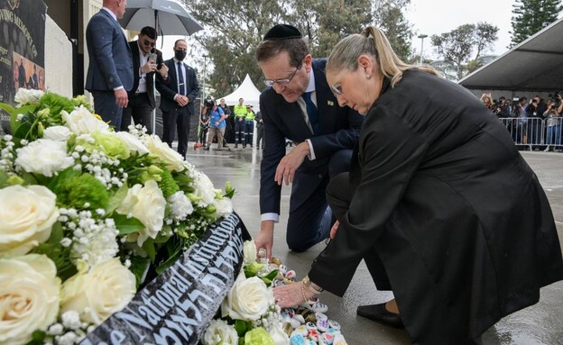 יצחק הרצוג בטקס הזיכרון באתר פיגוע הטרור בחוף בונד (צילום: מעיין טואף, לע"מ)