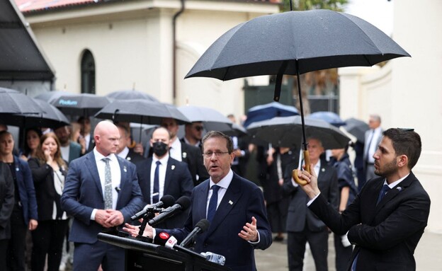 יצחק הרצוג בטקס הזיכרון באתר פיגוע הטרור בחוף בונד