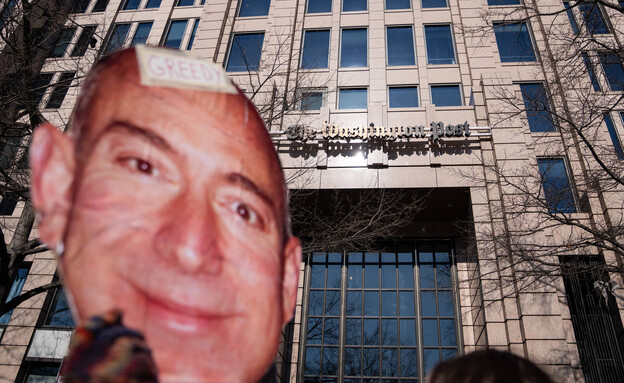 ג'ף בזוס על רקע הוושינגטון פוסט (צילום: AP)