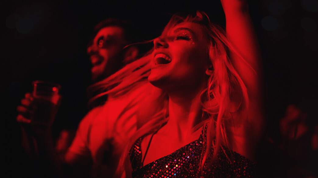 אישה רוקדת במסיבה