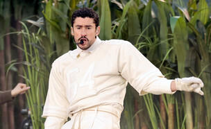 באד באני בחליפה בסופר בול (צילום: getty images)