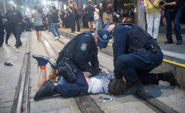 עימותים בין שוטרים למפגינים בהפגנה נגד הנשיא הרצוג