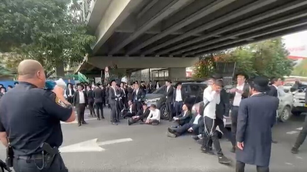 כביש 4 נחסם לתנועה בעקבות הפגנת חרדים, עימותים פרצו במקום