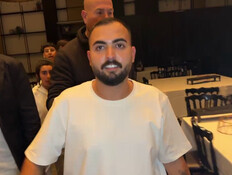 אושר כהן יורד מהבמה