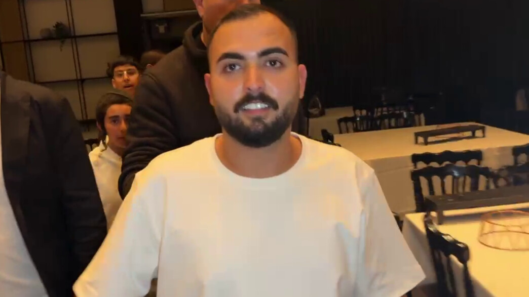 אושר כהן יורד מהבמה