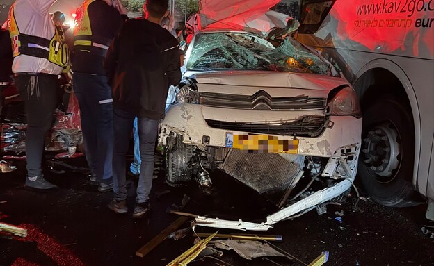 זירת התאונה סמוך לצומת פרדסיה (צילום: תיעוד מבצעי מד"א)