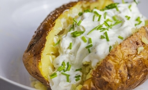 תפוח אדמה מדורה עם שמנת חמוצה (צילום: Lieb ich FETT, ShutterStock)