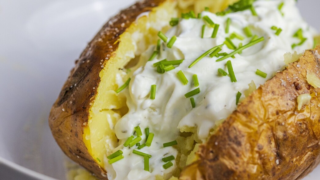 תפוח אדמה מדורה עם שמנת חמוצה