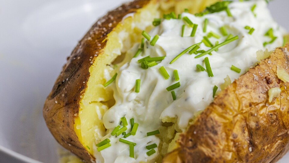 תפוח אדמה מדורה עם שמנת חמוצה (צילום: Lieb ich FETT, ShutterStock)