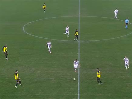 מיכה יורד למרכז המגרש, אינו יוצא קדימה