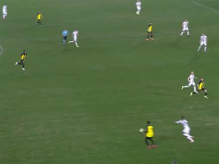 יונה נע לשטח באגף הימני בזמן שמוזי יורד נמוך