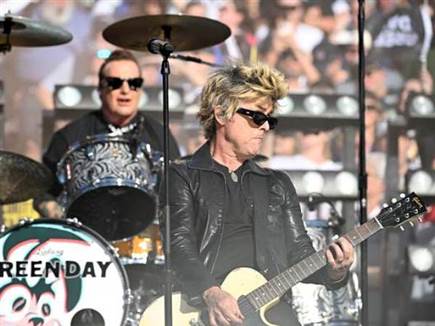 גרין דיי פתחו את האירוע עם הצגת חברי היכל התהילה (GETTY)