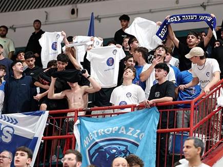 אוהדי רעננה ניסו לספק אווירה ביתית במטרווסט (אלן שיבר)