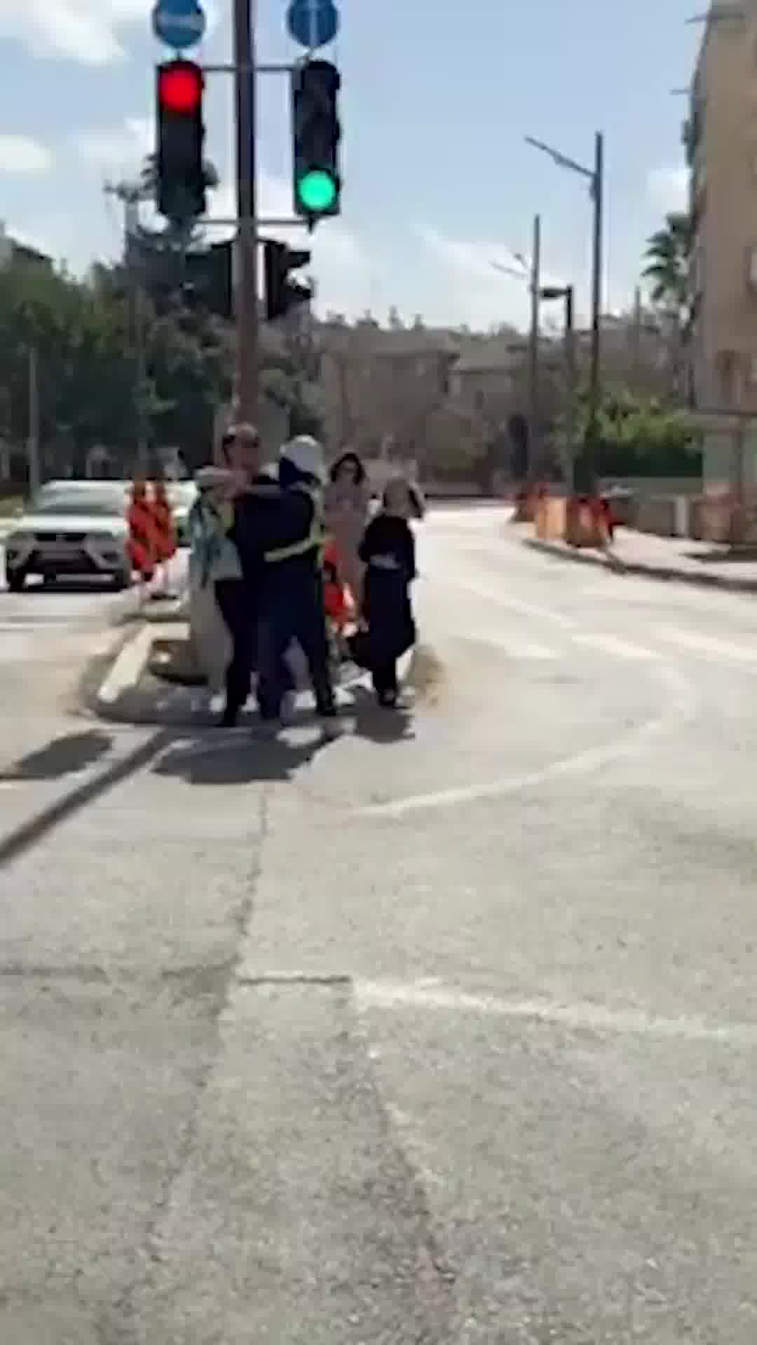 תלמידי תיכון תלמה ילין הפגינו נגד האלימות בחברה הערבית - והותקפו ע"י פועל בניין יהודי