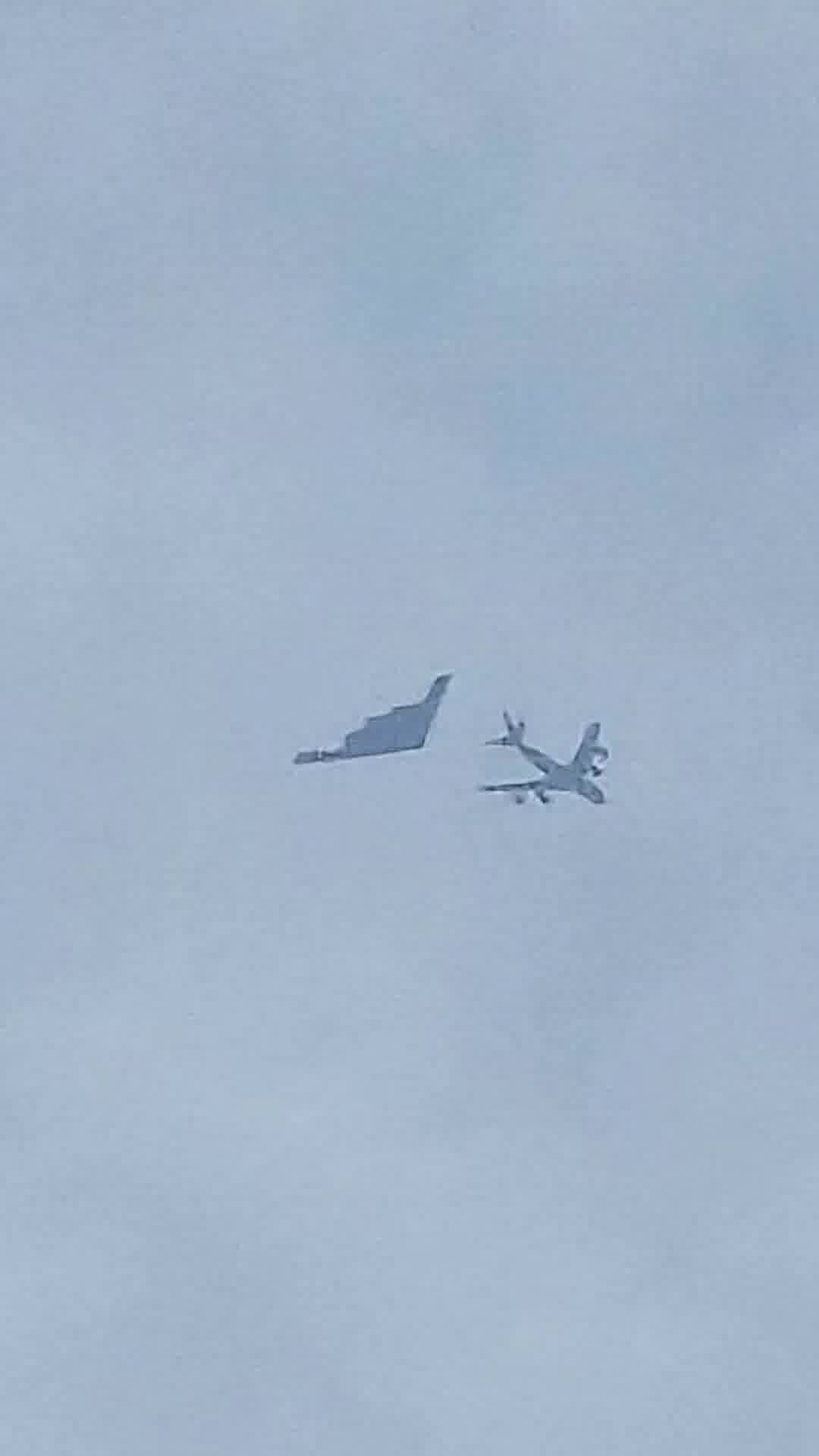 מפציץ B2 ומטוס תדלוק KC-135 תועדו מעל מיזורי בתרגול תדלוק אווירי - חלק מהיערכות אמריקאית לתקיפה אפשר