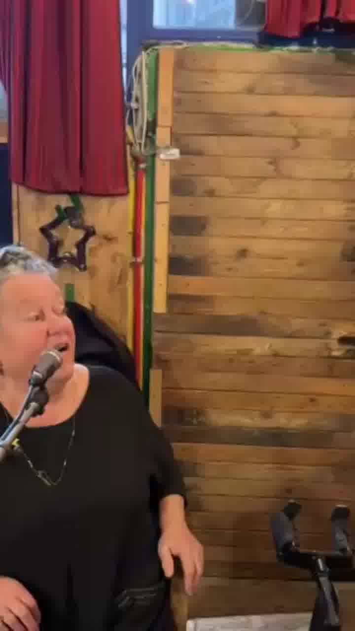 לאה שבת בחדר החזרות עם אסף אמדורסקי ושלומי שבת לקראת ההופעה לרגל 40 שנות יצירה 