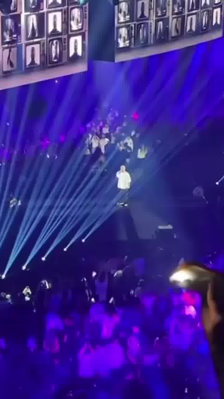 אלפים בהופעה פרטית נוספת של עומר אדם שמתקיימת כעת בתל אביב