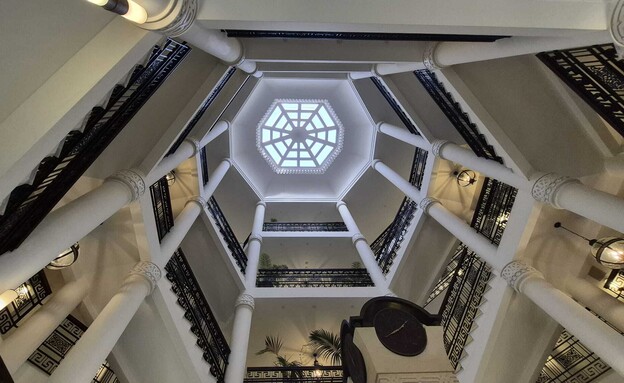 חלון תקרה בתוך וולדורף אסטוריה ירושלים