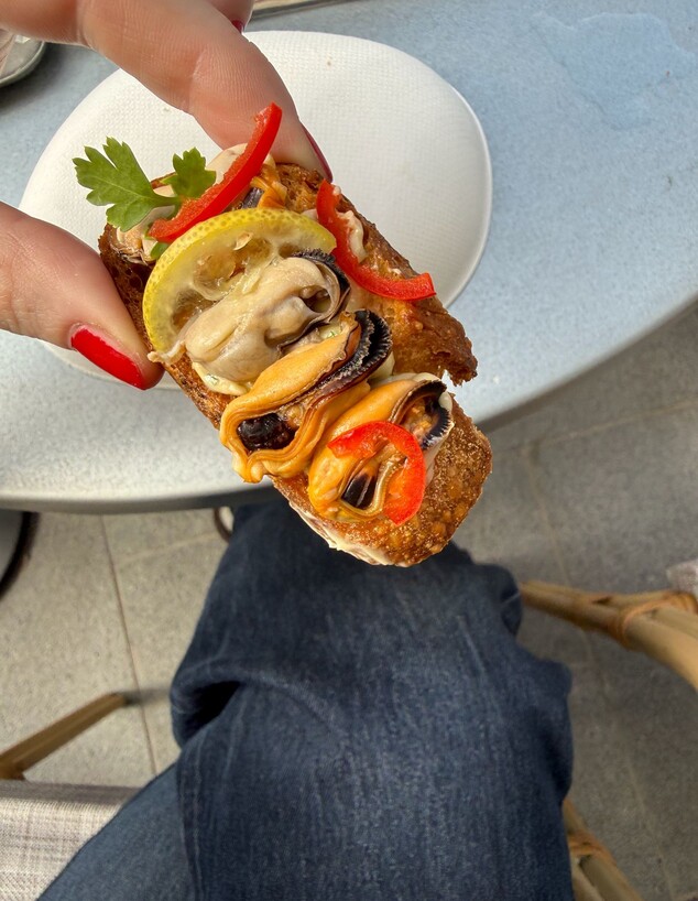 מעדניה שהיא גם מסעדה. ימה גלילות