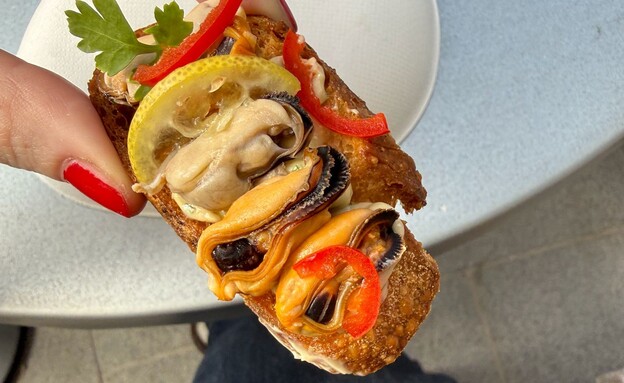 מעדניה שהיא גם מסעדה. ימה גלילות