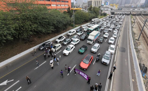 מפגינים נגד העלייה באלימות בחברה הערבית חוסמים את איילון