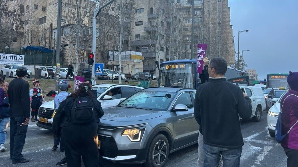 מפגינים נגד העלייה באלימות בחברה הערבית חוסמים כביש בירושלים 