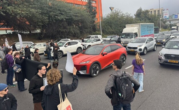 מפגינים נגד העלייה באלימות בחברה הערבית חוסמים את איילון