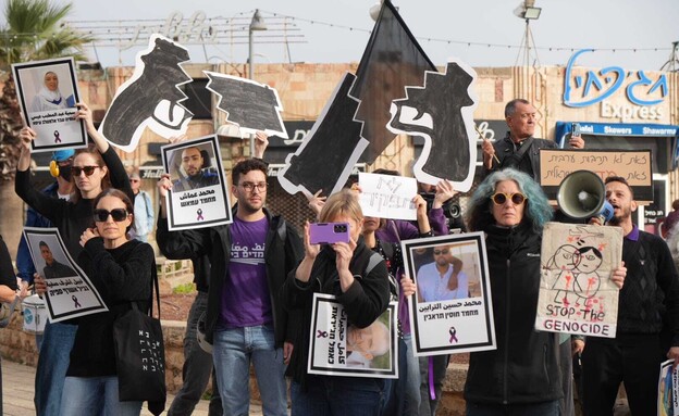 מפגינים נגד העלייה באלימות בחברה הערבית ביפו