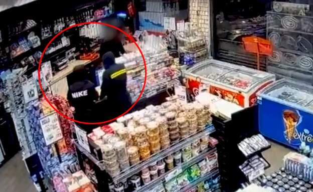 תיעוד מעשי השוד (צילום: דוברות המשטרה)