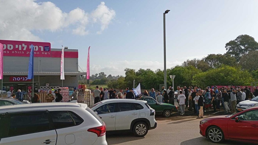 תור בפתיחת רמי לוי סטוק