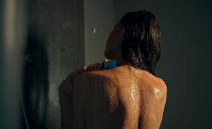 אישה מתקלחת בחושך (צילום: shutterstock_Nikolas_Gregor)