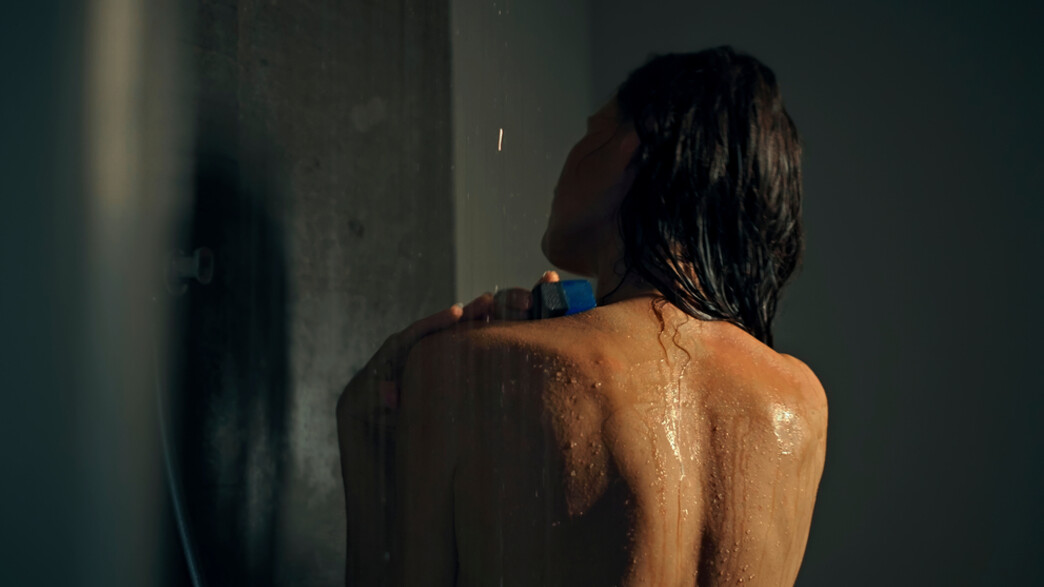 אישה מתקלחת בחושך