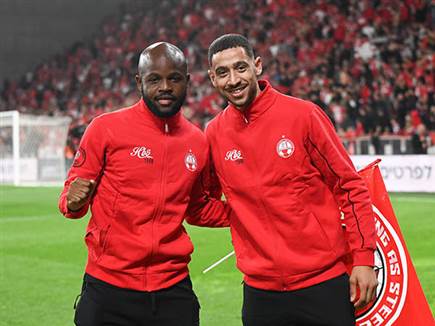 איסט ואבו רומי הוצגו לפני תחילת המשחק (ברני ארדוב)