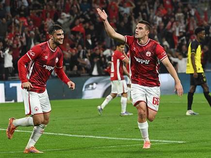 זלאטנוביץ`. נגיחה מצוינת שלו לרשת (ברני ארדוב)