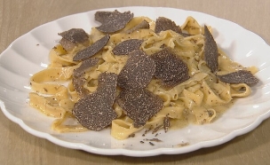 פטוצ׳יני חלמונים בחמאת כמהין עם פרוסות כמהין שחורו (צילום: עוטף ישראל, קשת 12)